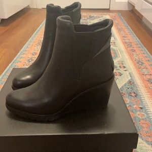 Sorel after hours Chelsea boots Nwt